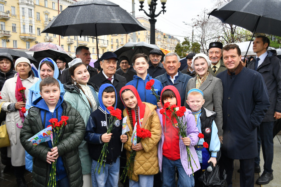 «ШАЯН ТВ» каналы Тукай һәйкәленә чәчәкләр салуда катнашты